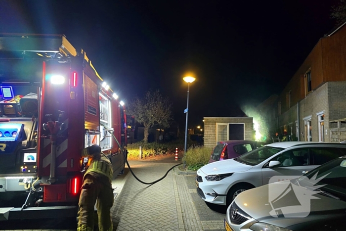 Brandweer dooft brand in schuur