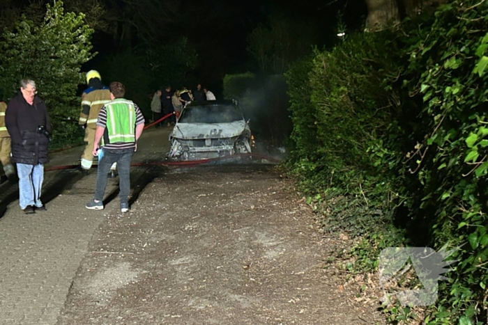 Brandweer blust brand in hybride auto