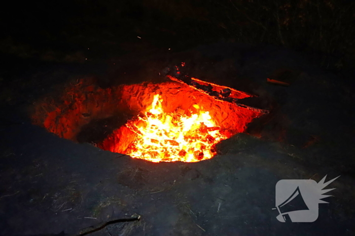 Kampvuur in kuil op braakliggend terrein geblust