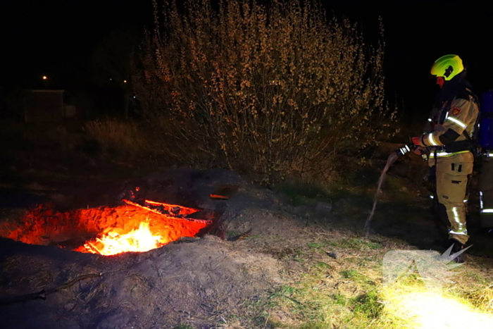 Kampvuur in kuil op braakliggend terrein geblust