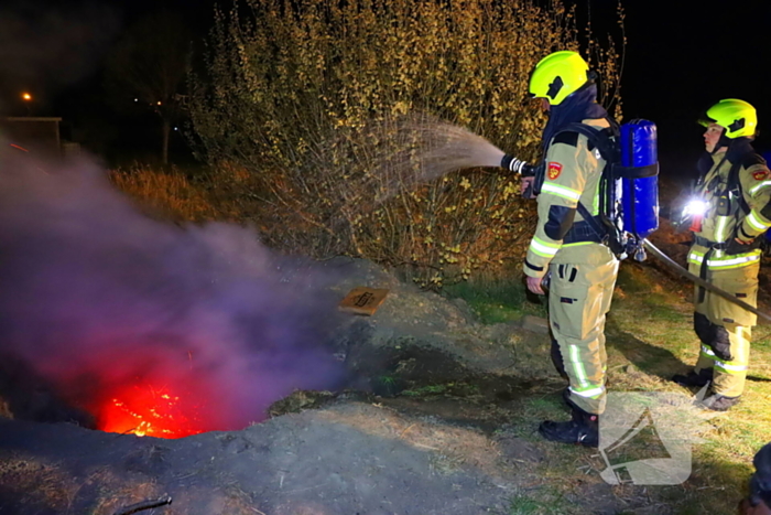 Kampvuur in kuil op braakliggend terrein geblust