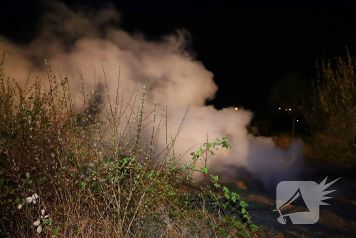 Kampvuur in kuil op braakliggend terrein geblust