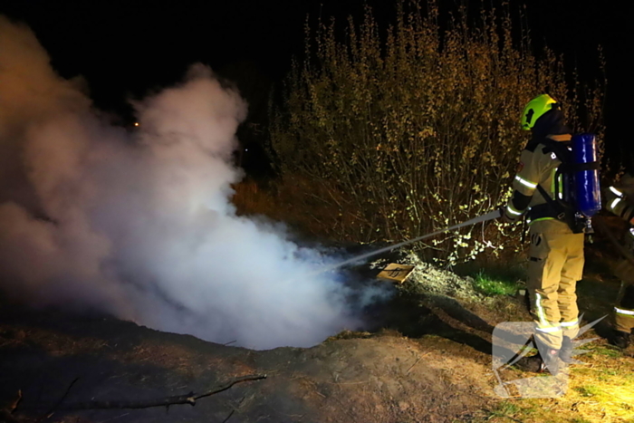 Kampvuur in kuil op braakliggend terrein geblust