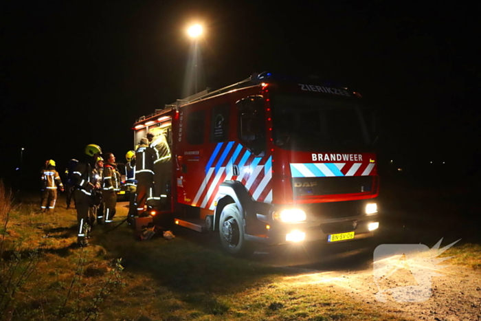 Kampvuur in kuil op braakliggend terrein geblust