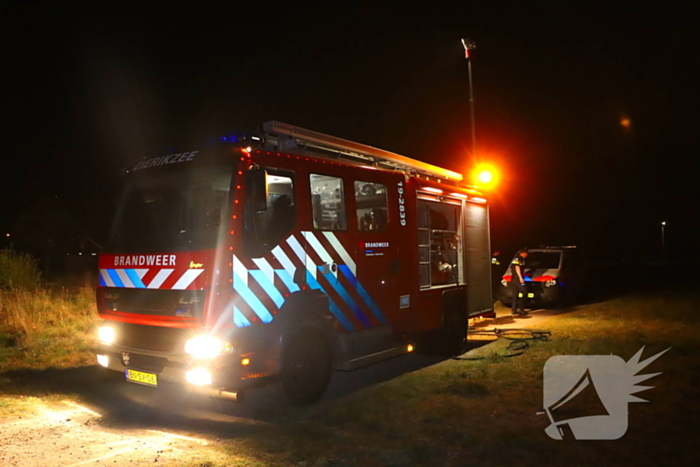 Kampvuur in kuil op braakliggend terrein geblust