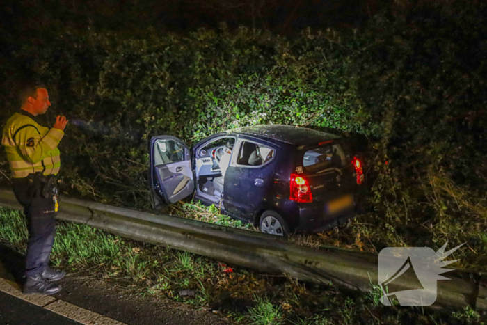 Auto schiet door de bocht en botst tegen geluidswand
