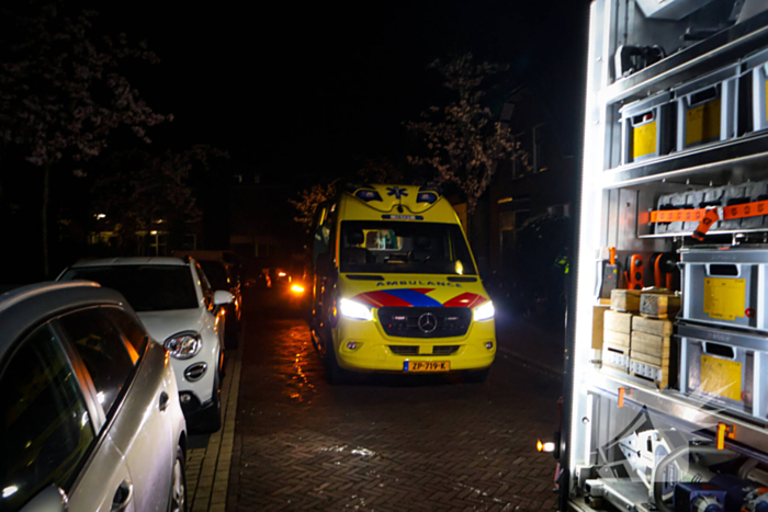 Brand in bed; twee personen naar ziekenhuis