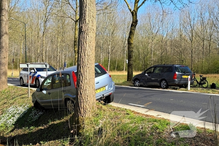 Auto's in botsing op kruising