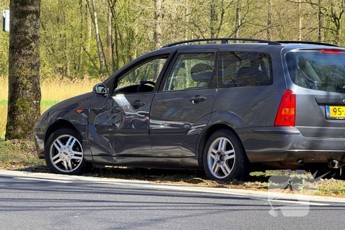 Auto's in botsing op kruising