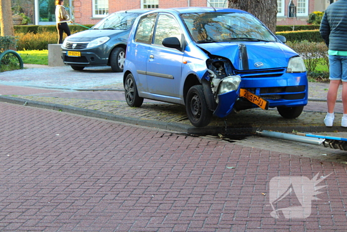 Automobilist ziet lantaarnpaal over het hoofd