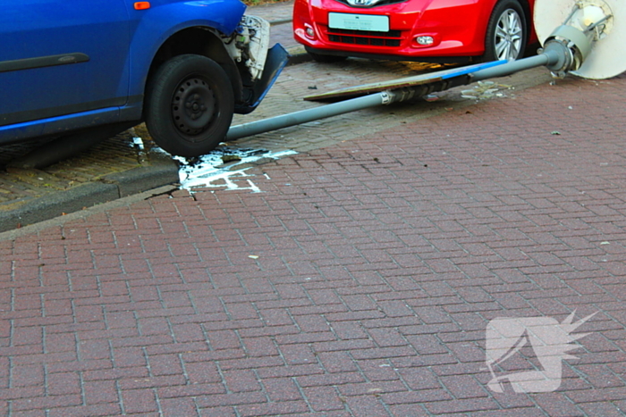 Automobilist ziet lantaarnpaal over het hoofd