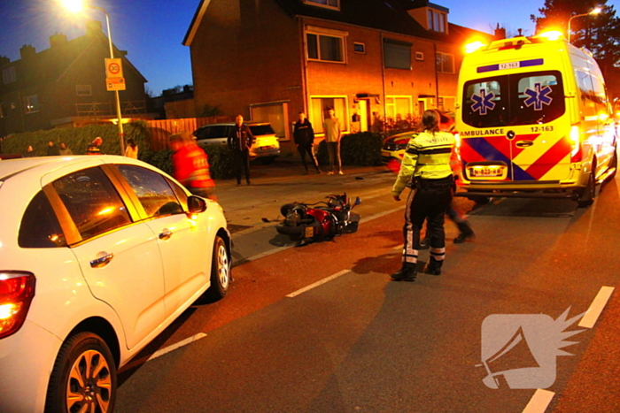 Flinke aanrijding tussen personenauto en scooter