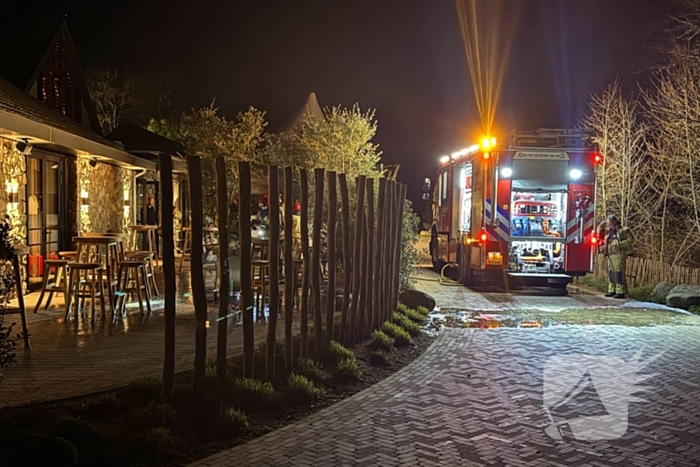 Brandweer blust brandende gasfles