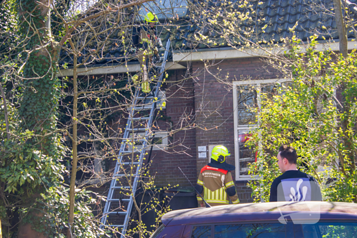 Brand in dakgoot snel onder controle