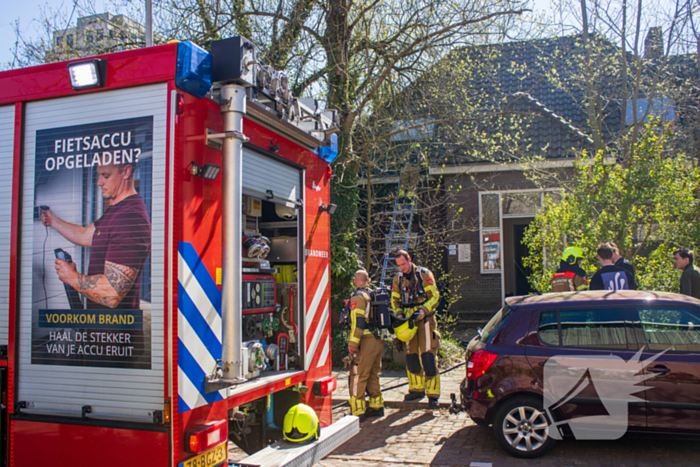 Brand in dakgoot snel onder controle