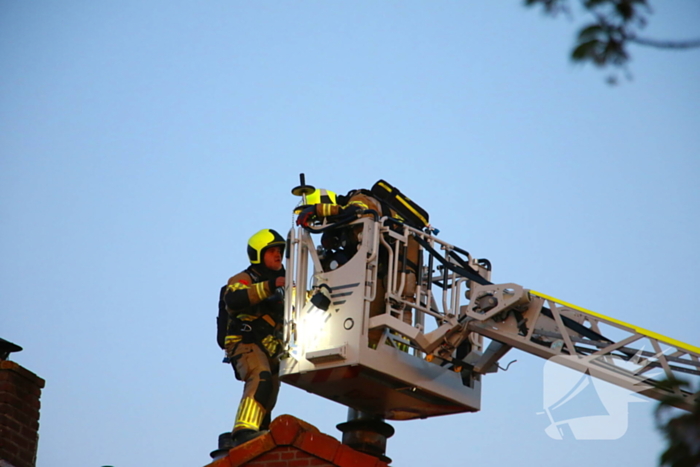Brandweer dooft schoorsteenbrand