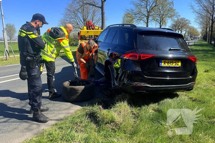 Camper belandt in weiland na aanrijding met personenauto
