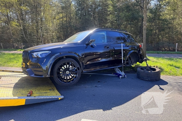 Camper belandt in weiland na aanrijding met personenauto