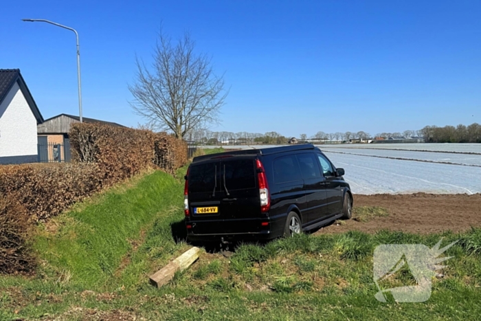 Camper belandt in weiland na aanrijding met personenauto