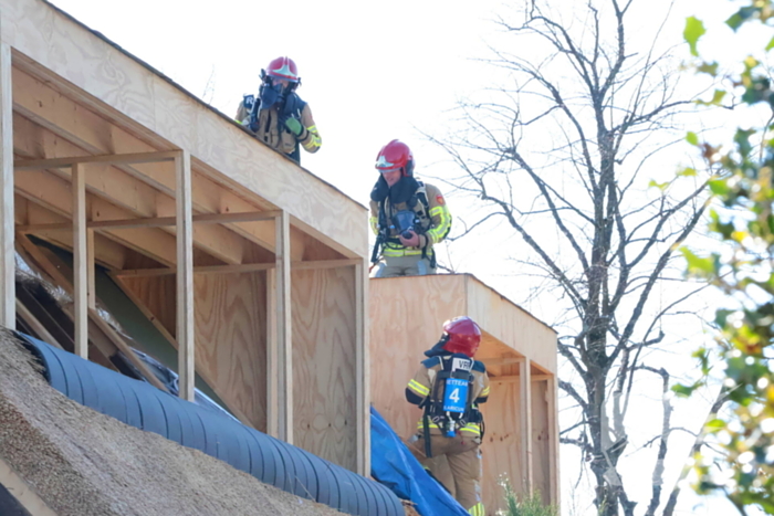 Brand op dak snel onder controle