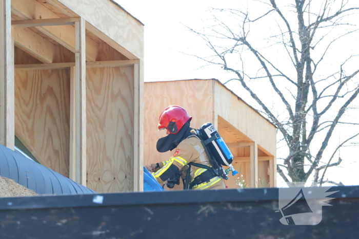 Brand op dak snel onder controle