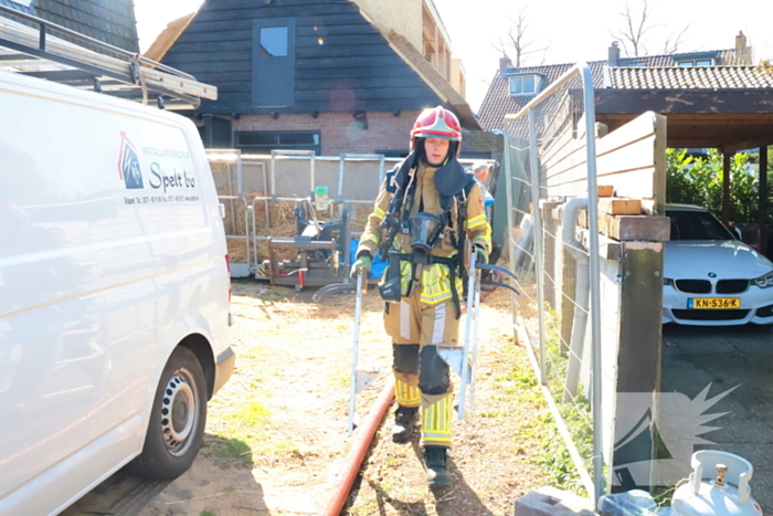 Brand op dak snel onder controle