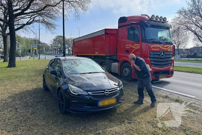 Vrachtwagen botst met auto doordat verkeerslichten niet werken