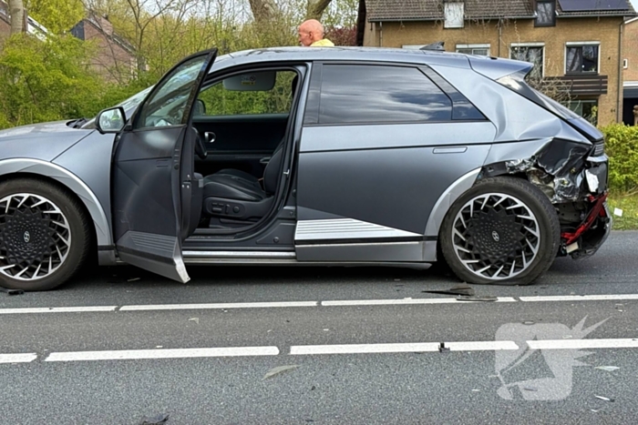 Twee gewonden bij aanrijding tussen twee voertuigen