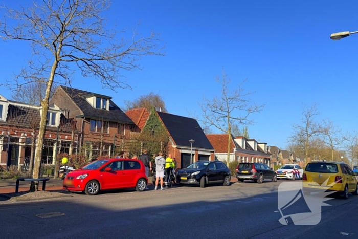 Fietser loopt hoofdwond op bij aanrijding met auto