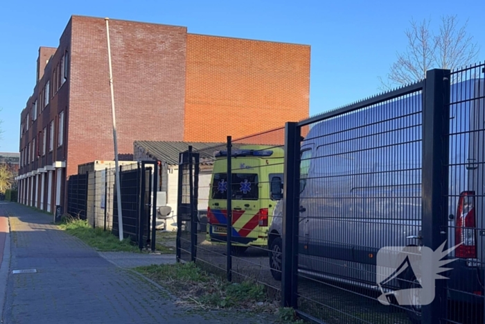 Fietser loopt hoofdwond op bij aanrijding met auto