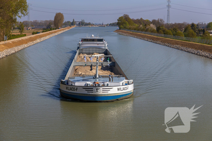 Eerste schepen door vernieuwde Julianakanaal