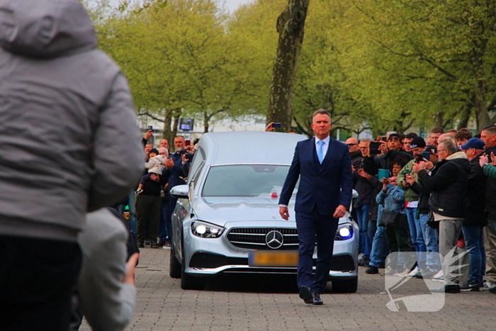 Suppoters nemen afscheid van Leo Beenhakker