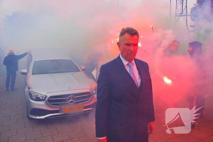 Suppoters nemen afscheid van Leo Beenhakker