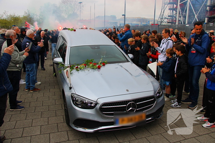 Suppoters nemen afscheid van Leo Beenhakker