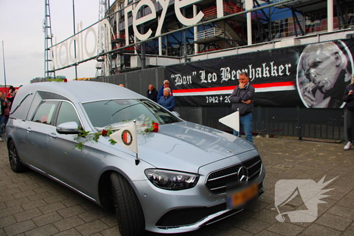 Suppoters nemen afscheid van Leo Beenhakker