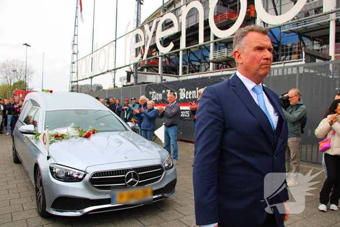 Suppoters nemen afscheid van Leo Beenhakker