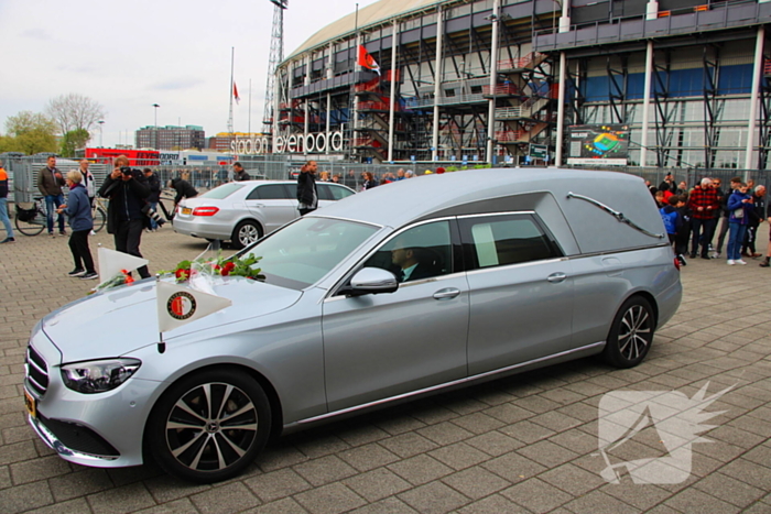 Suppoters nemen afscheid van Leo Beenhakker