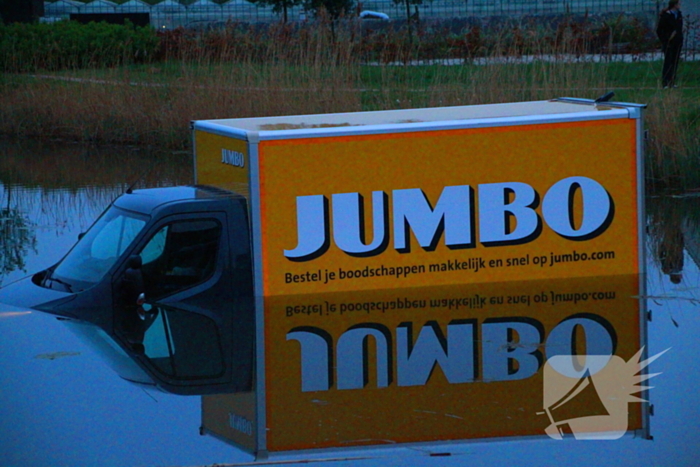 Bedrijfsbus belandt in vijver