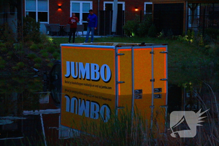 Bedrijfsbus belandt in vijver