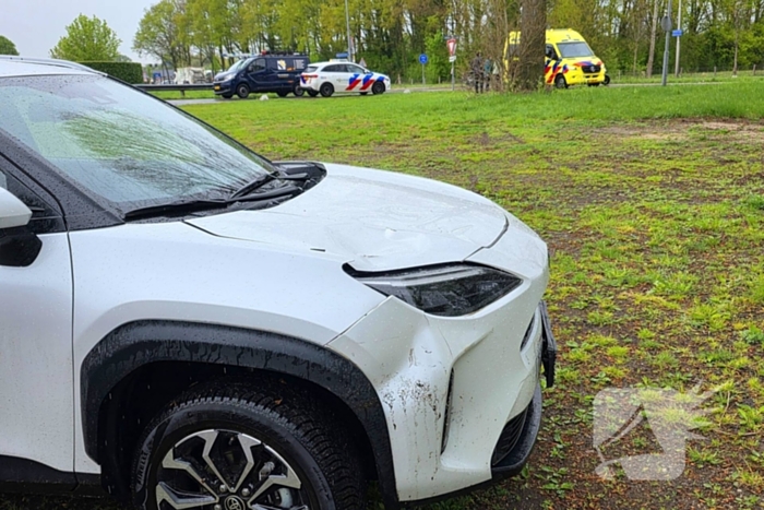 Fietser en automobilist botsen op t splitsing