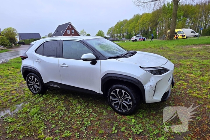 Fietser en automobilist botsen op t splitsing