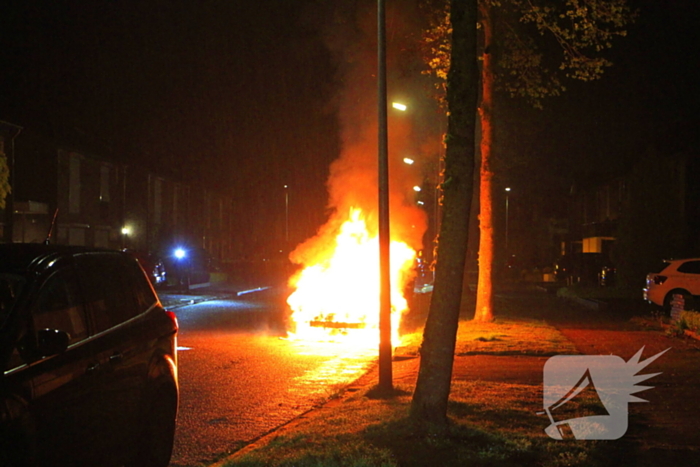 Meerdere explosies tijdens autobrand
