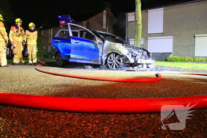 Meerdere explosies tijdens autobrand