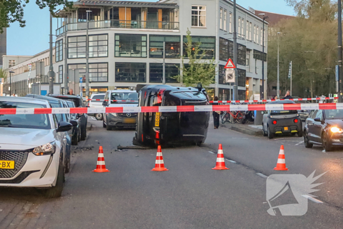 Auto botst op drie geparkeerde auto's en belandt op zijkant