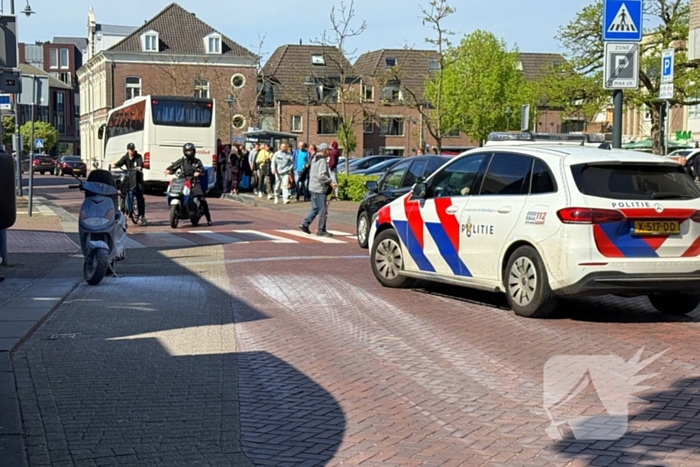 Omstanders blussen brandende scooter