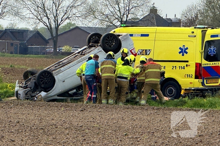 Auto belandt op de kop in weiland