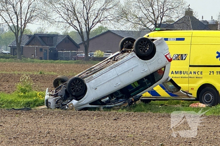 Auto belandt op de kop in weiland