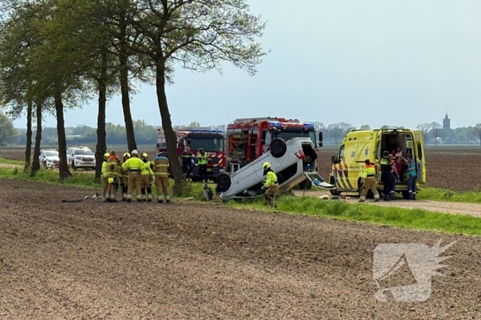 Auto belandt op de kop in weiland