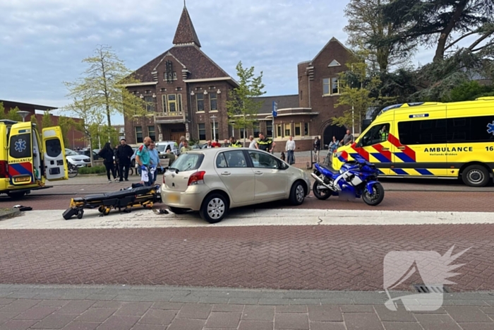 Motorrijder en bijrijder zwaargewond bij aanrijding