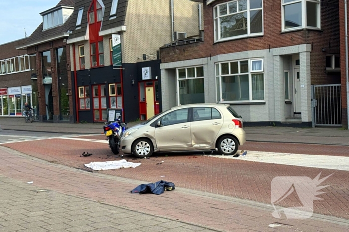 Motorrijder en bijrijder zwaargewond bij aanrijding